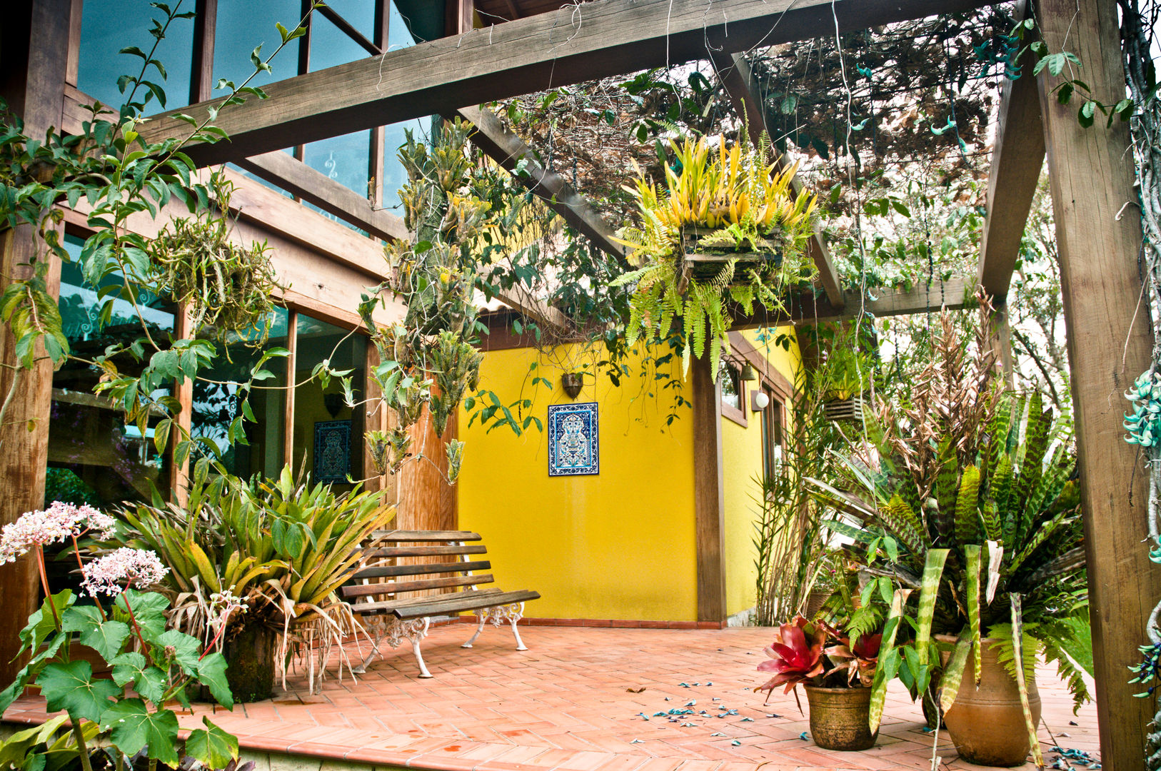 Chalé na Montanha - MVDA, Carlos Eduardo de Lacerda Arquitetura e Planejamento Carlos Eduardo de Lacerda Arquitetura e Planejamento Balkon, Veranda & Terrasse im Landhausstil