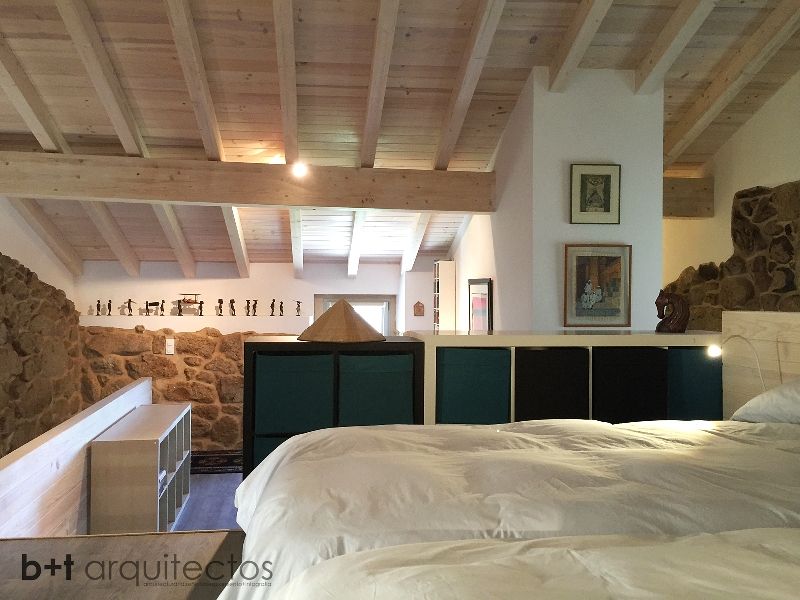 Rehabilitación de molino en Requeixo, b+t arquitectos b+t arquitectos Country style bedroom