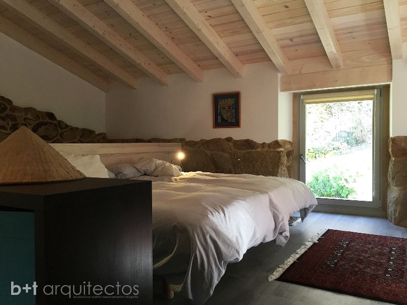 Rehabilitación de molino en Requeixo, b+t arquitectos b+t arquitectos Country style bedroom