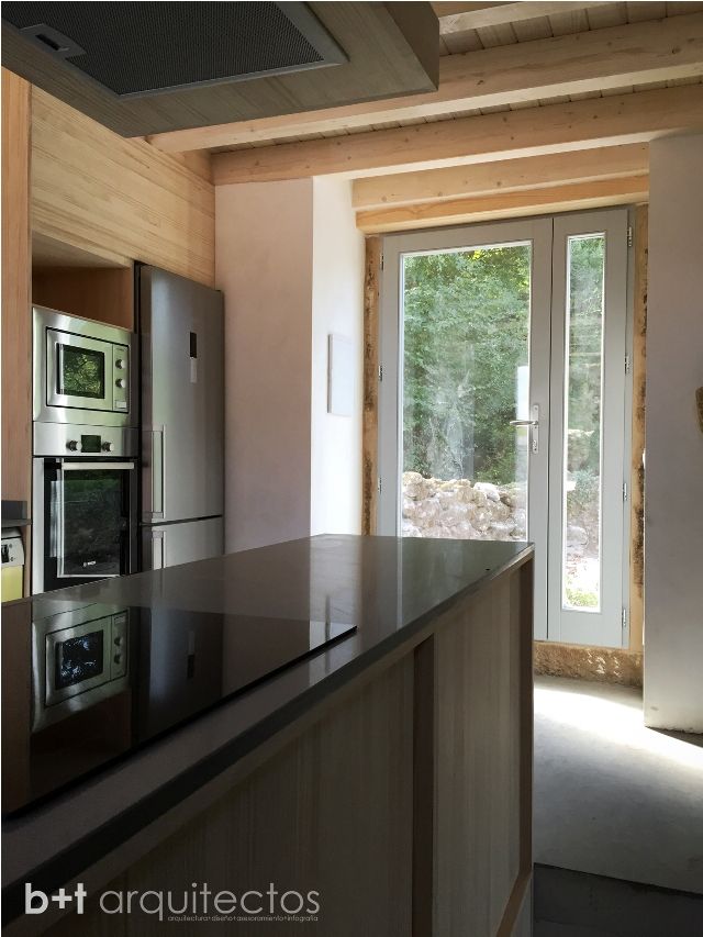 Rehabilitación de molino en Requeixo, b+t arquitectos b+t arquitectos Country style kitchen