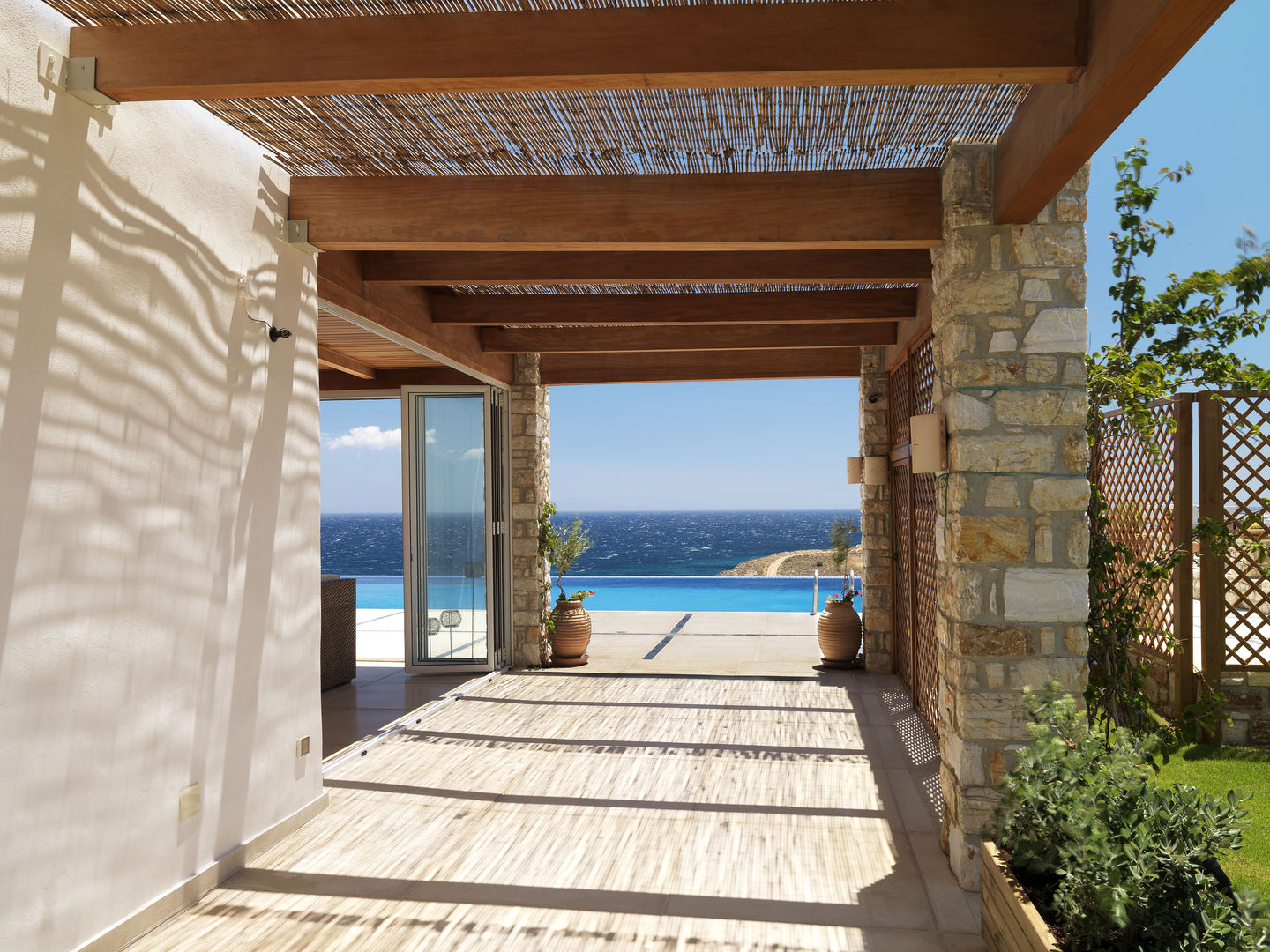 Vila Seacrest - Ilha de Paros - Ciclades - Grécia, Carlos Eduardo de Lacerda Arquitetura e Planejamento Carlos Eduardo de Lacerda Arquitetura e Planejamento Mediterranean style balcony, veranda & terrace