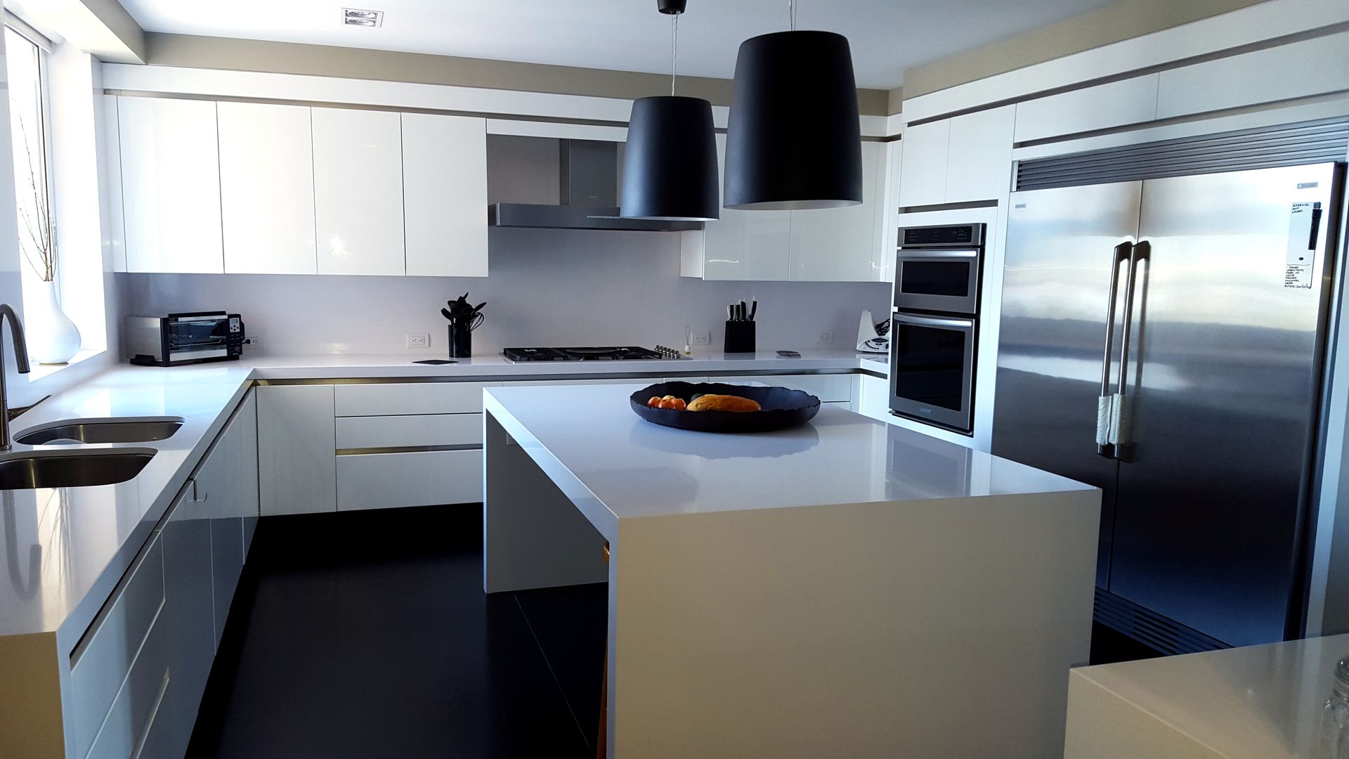 Barra en Silestone Cocinas y Muebles Flores Cocinas de estilo minimalista Sintético Marrón Mesadas de cocina