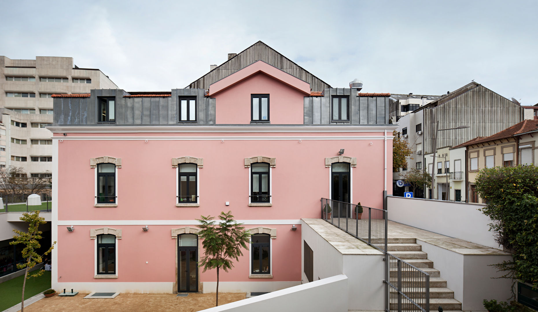 Escola Jardim Infância + Creche, es1arq es1arq Minimalist house