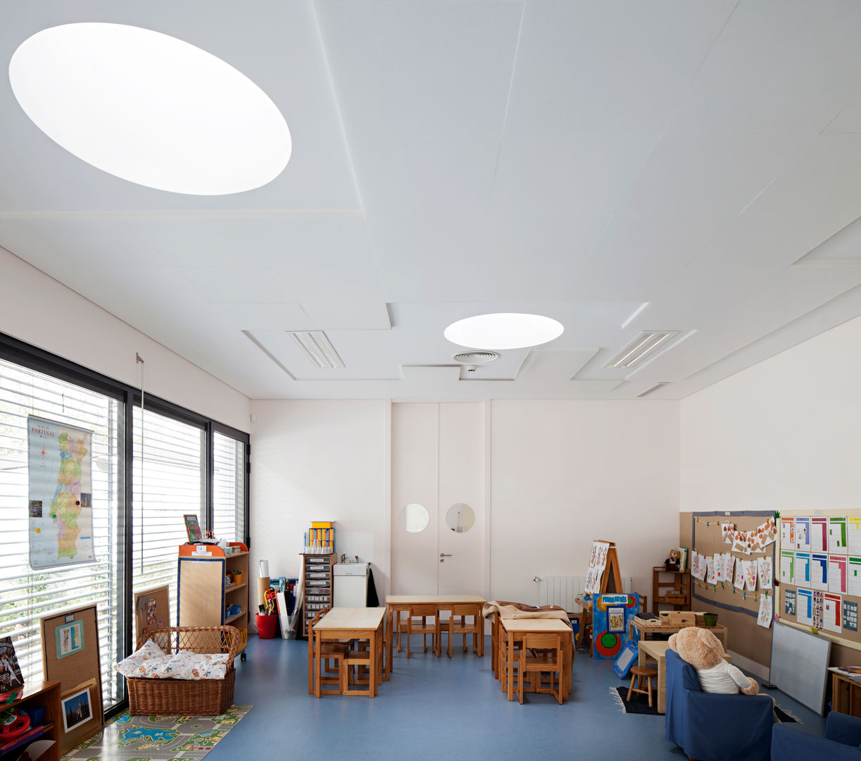 Escola Jardim Infância + Creche, es1arq es1arq 미니멀리스트 아이방