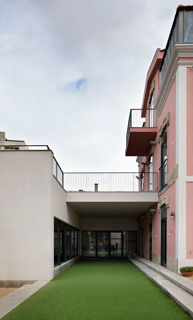 Escola Jardim Infância + Creche, es1arq es1arq Minimalist house