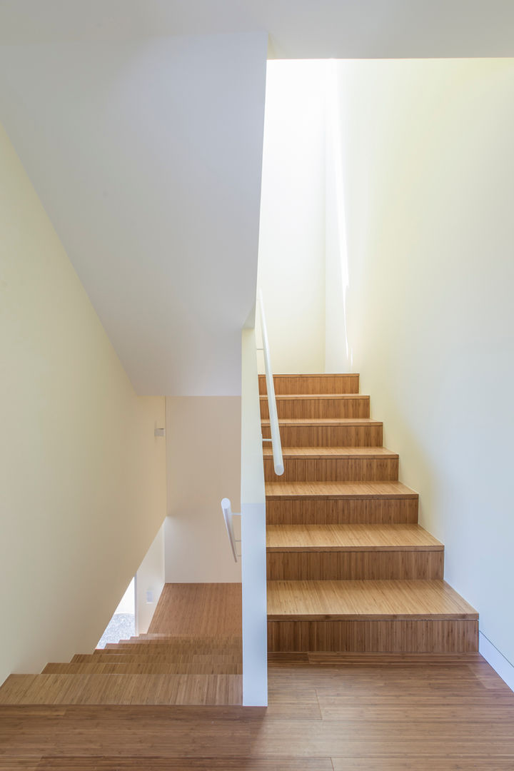 House in Ajuda, Studio Dois Studio Dois Modern Corridor, Hallway and Staircase