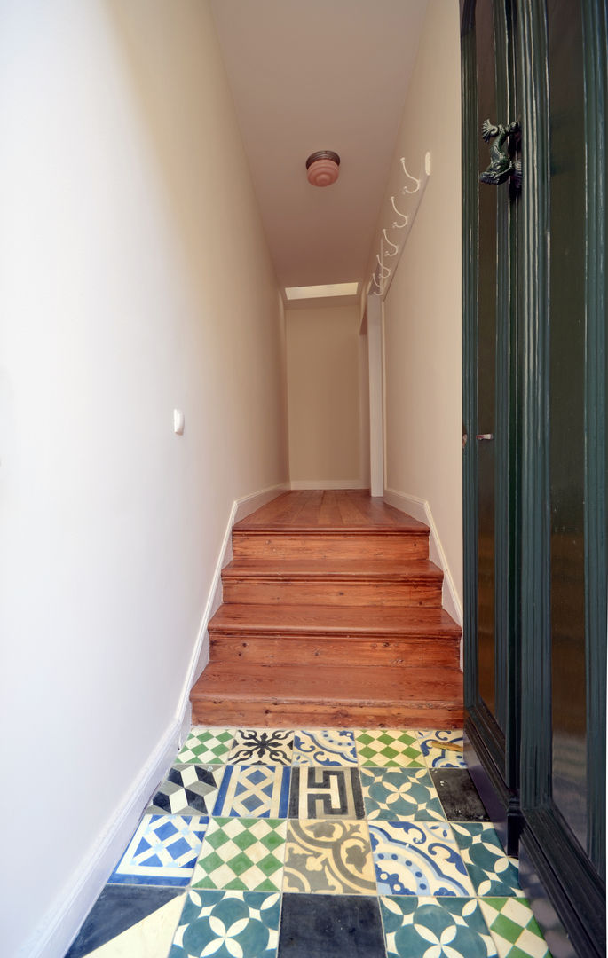 House with Patio, Studio Dois Studio Dois Modern Corridor, Hallway and Staircase