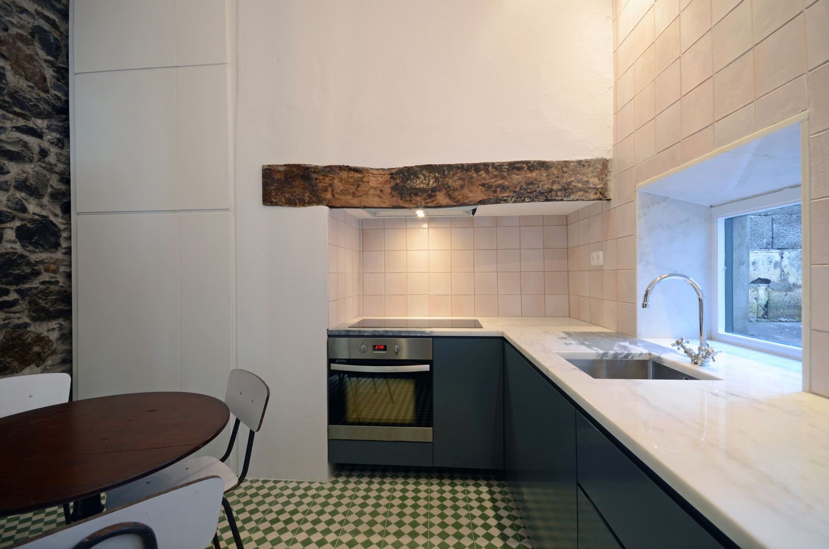 House with Patio, Studio Dois Studio Dois Cocinas modernas: Ideas, imágenes y decoración