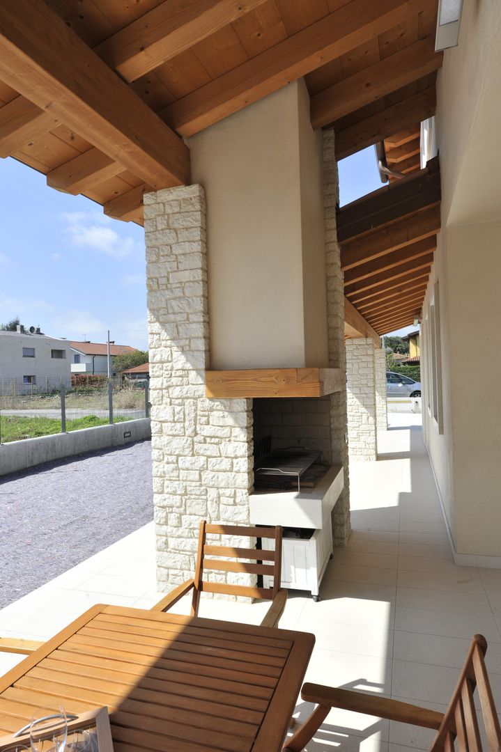 Casa MoDà: Stile e qualità senza tempo su misura curato in ogni suo dettaglio, Architetti Baggio Architetti Baggio Klassieke balkons, veranda's en terrassen