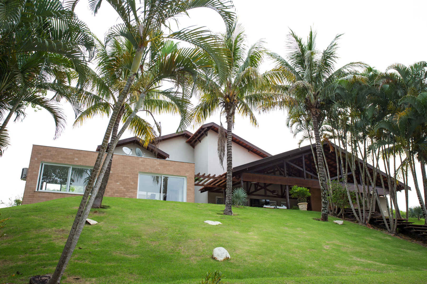 Vista dos fundos com a ampliação Cabral Arquitetura Ltda. Casas tropicais Tijolo