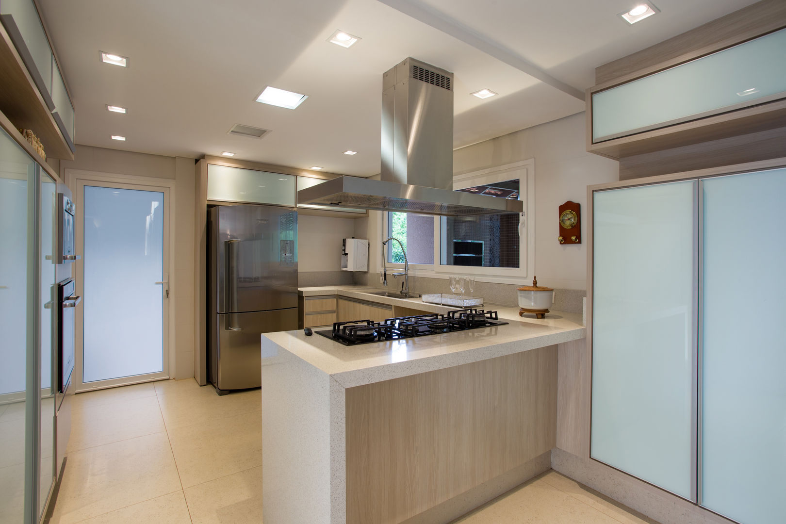 Residencia HJ, Cabral Arquitetura Ltda. Cabral Arquitetura Ltda. Tropical style kitchen Granite