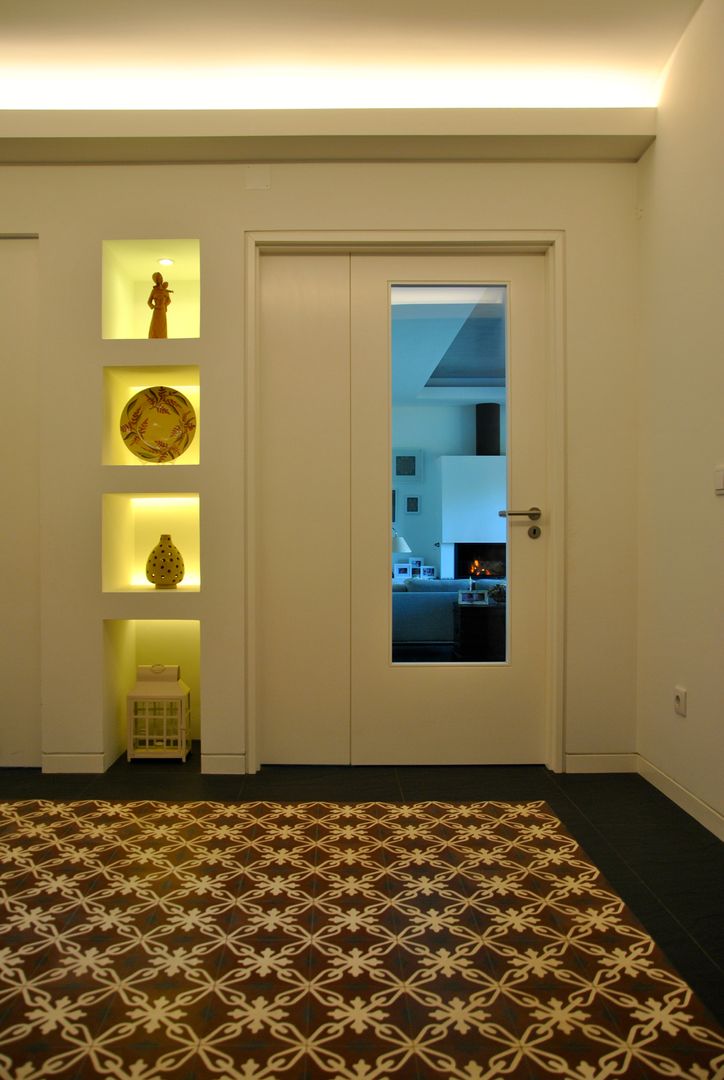 House in Coruche, Santarém, é ar quitectura é ar quitectura Mediterranean style corridor, hallway and stairs Quartz