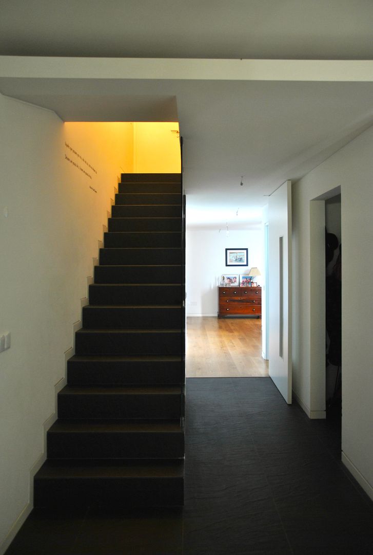 House in Coruche, Santarém, é ar quitectura é ar quitectura Modern Corridor, Hallway and Staircase Slate