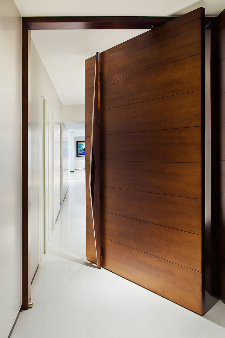 Residential - Juhu 2, Nitido Interior design Nitido Interior design Modern Windows and Doors Solid Wood Multicolored