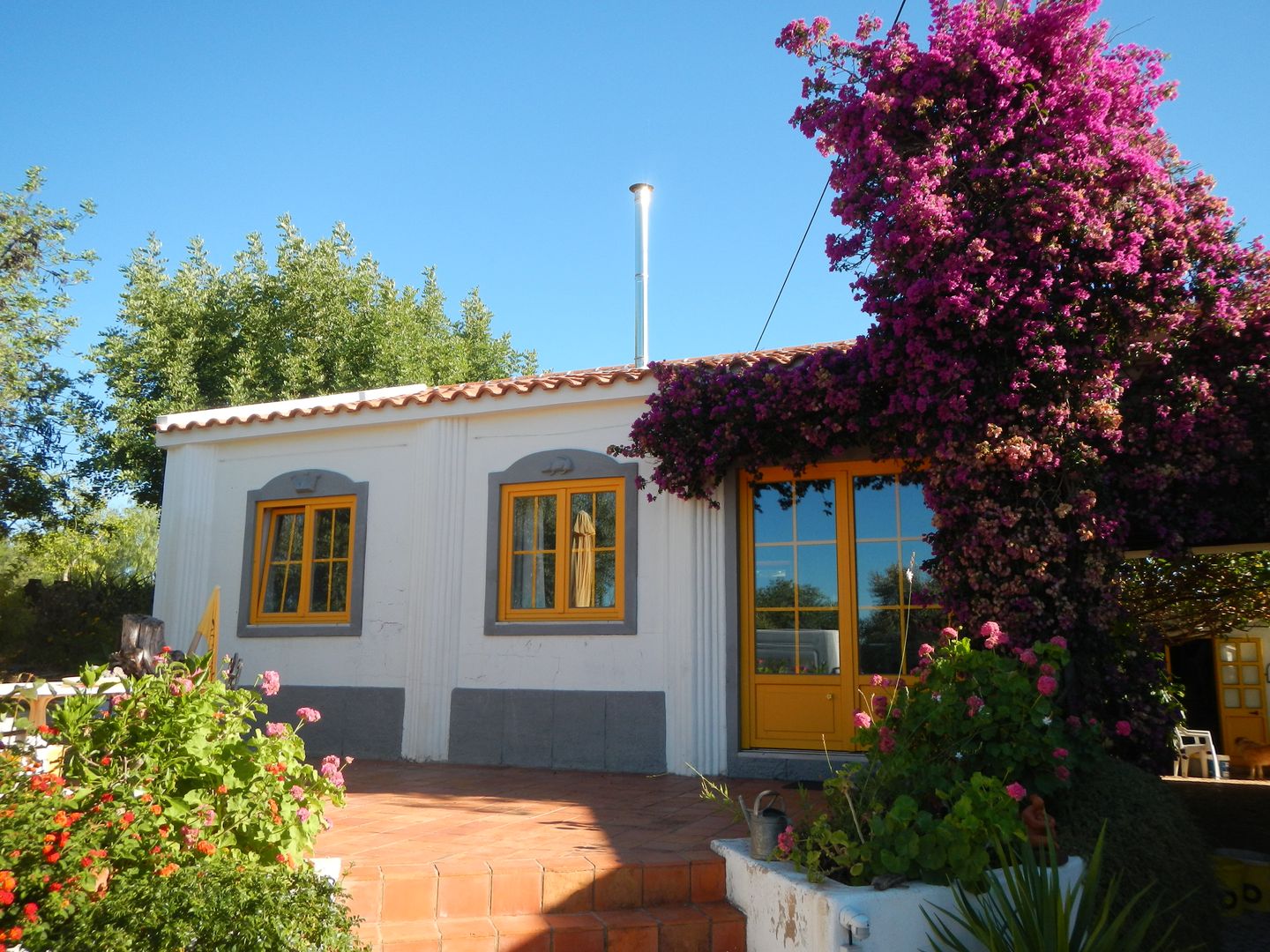 Pintura: Madeira, Fachadas e exteriores RenoBuild Algarve Casas rústicas