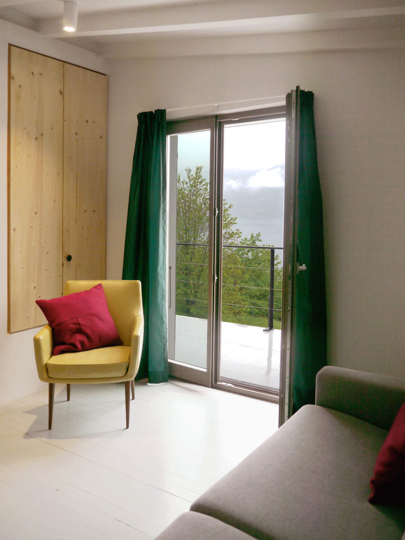 Vakantiewoning Lago Maggiore, Studio Groen+Schild Studio Groen+Schild 地中海スタイルの 寝室