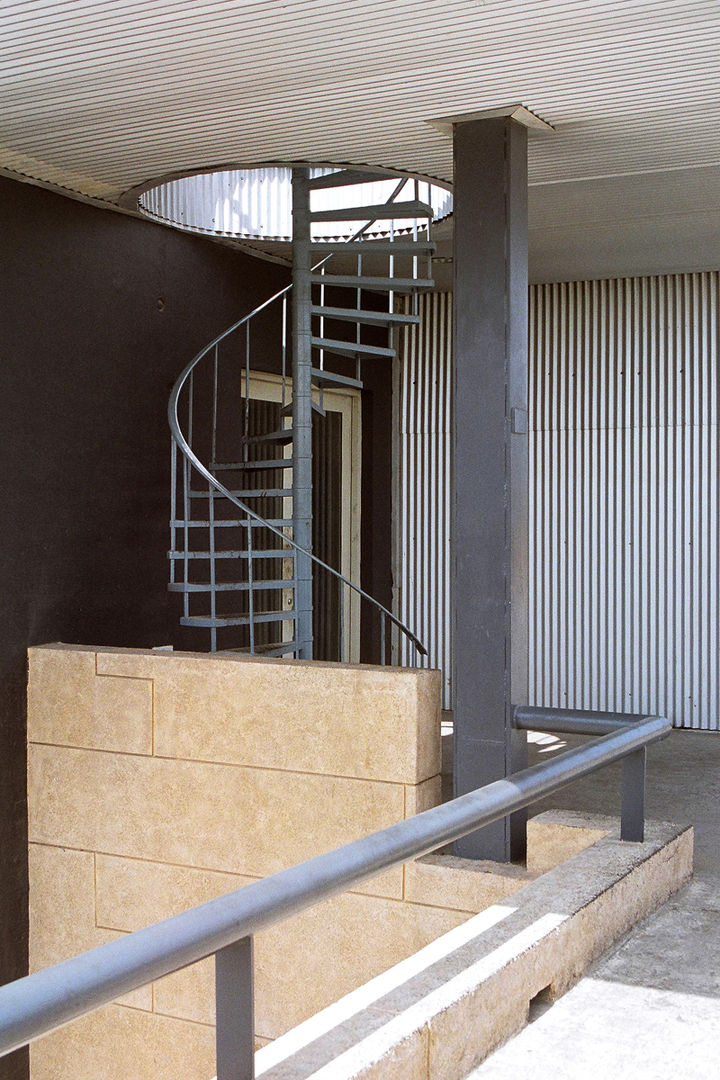 Generator House, DCOOP ARCHITECTS DCOOP ARCHITECTS Modern corridor, hallway & stairs