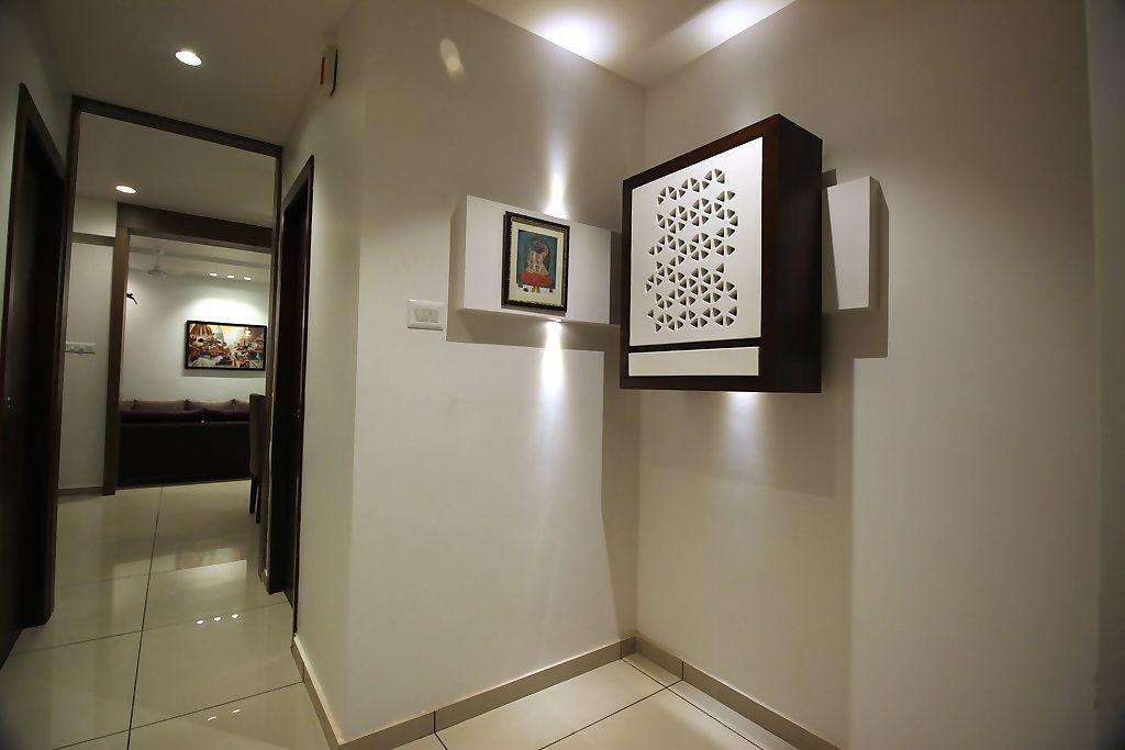 atman and helees flat, studio 7 designs studio 7 designs Corredores, halls e escadas asiáticos Cómodas e estantes