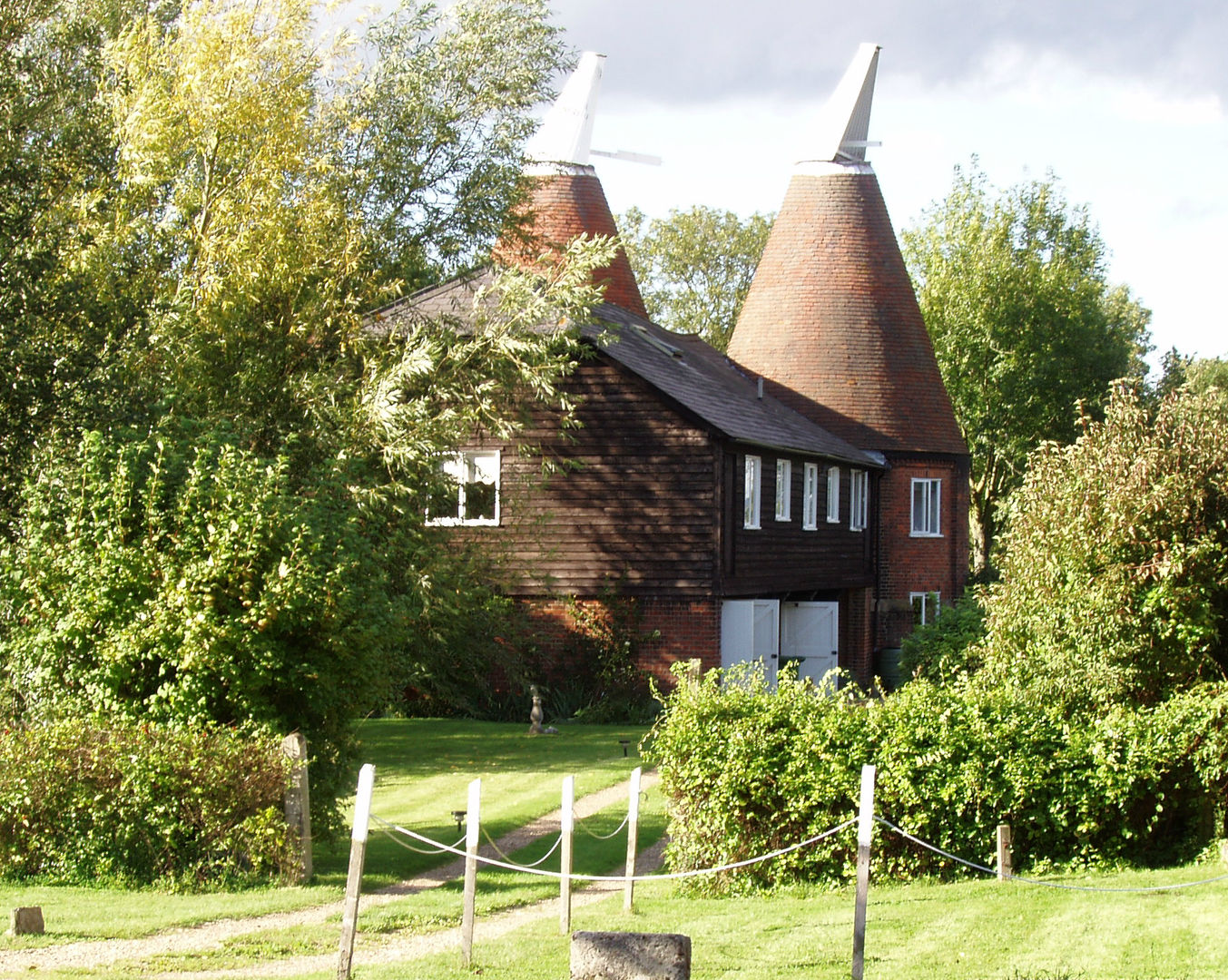 Oast House in Tudeley Kent Shiny Window Cleaning London حديقة نباتات و زهور