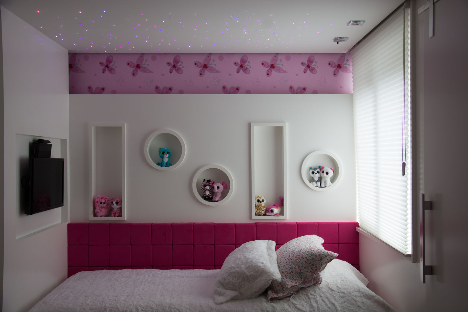 homify Modern nursery/kids room