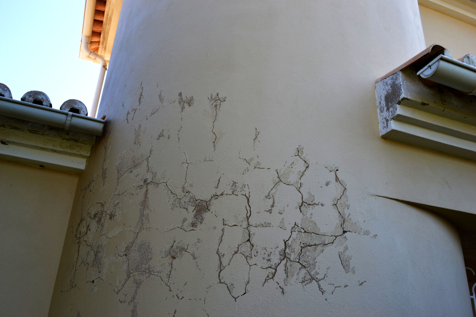 Facade Renovation / Repairing Cracks RenoBuild Algarve Mediterranean style house