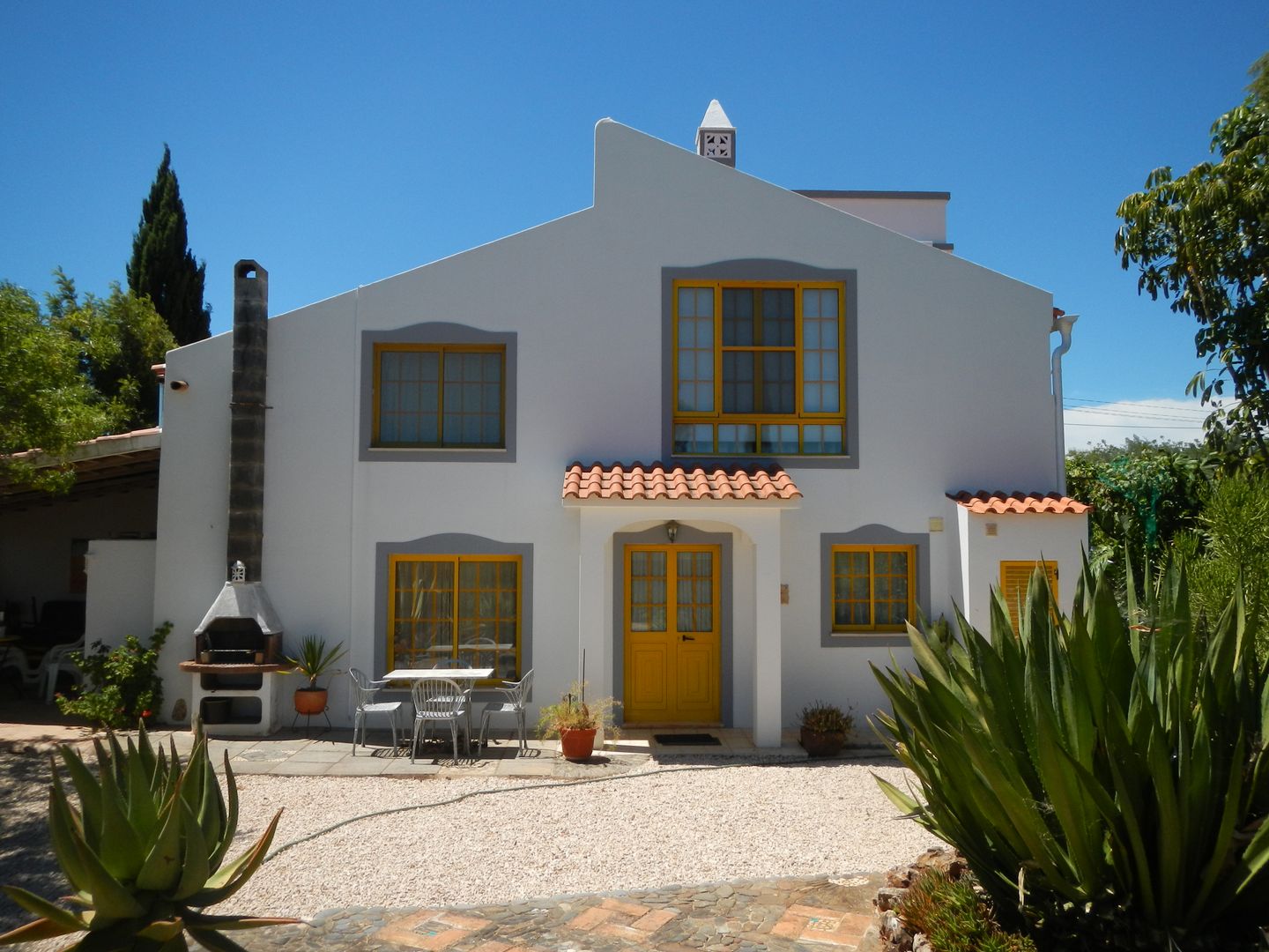 Facade Renovation / Repairing Cracks RenoBuild Algarve Rustic style house