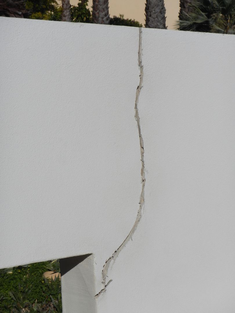 Facade Renovation / Repairing Cracks RenoBuild Algarve Mediterranean style house