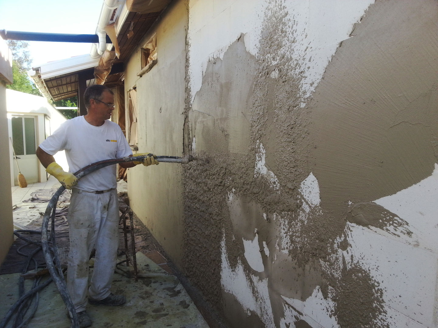 Facade Renovation / Repairing Cracks RenoBuild Algarve Rustykalne domy