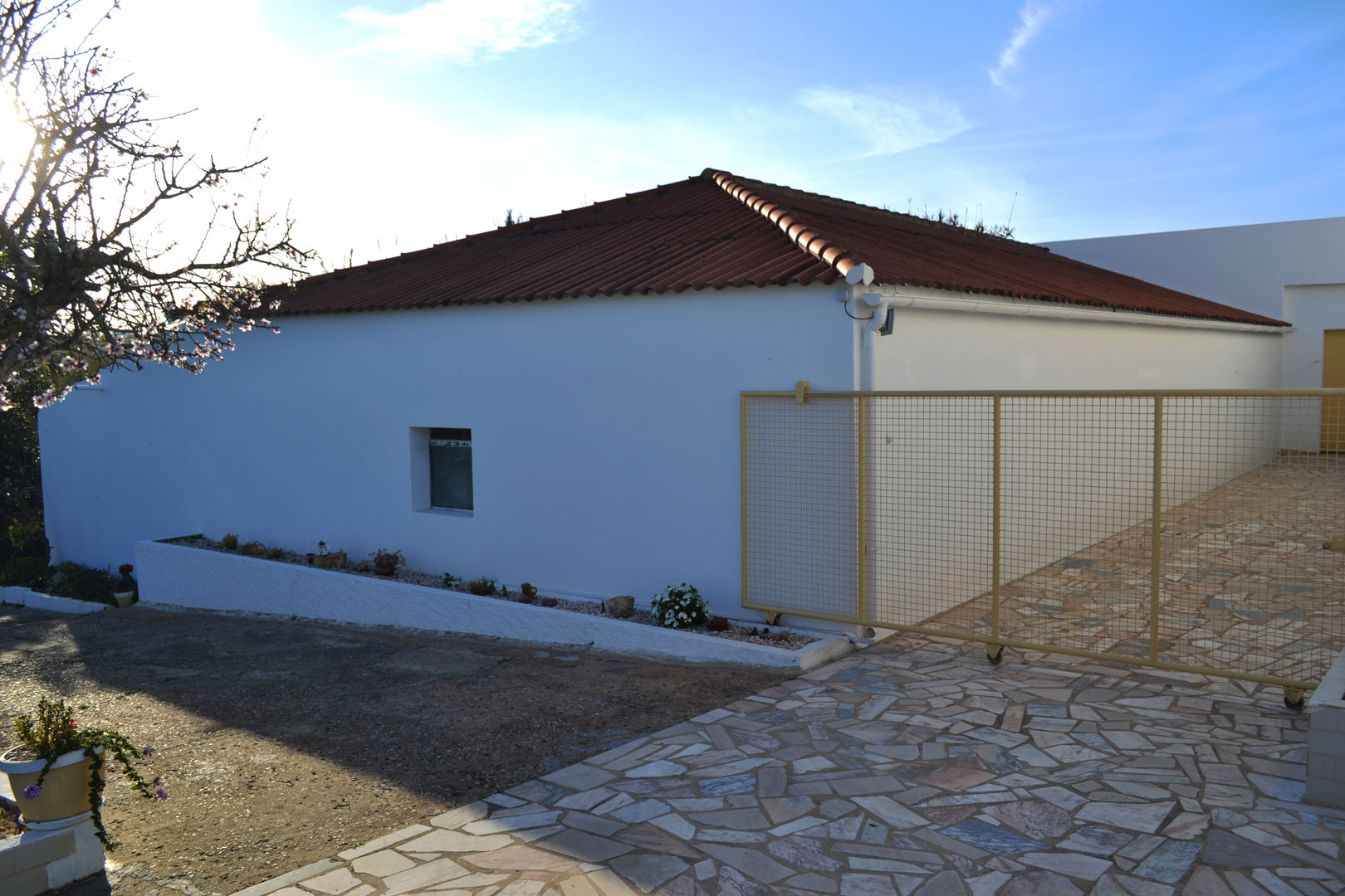 Facade Renovation / Repairing Cracks RenoBuild Algarve 지중해스타일 주택