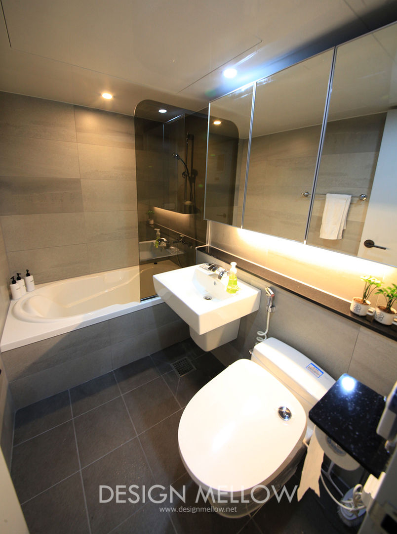 homify Modern bathroom