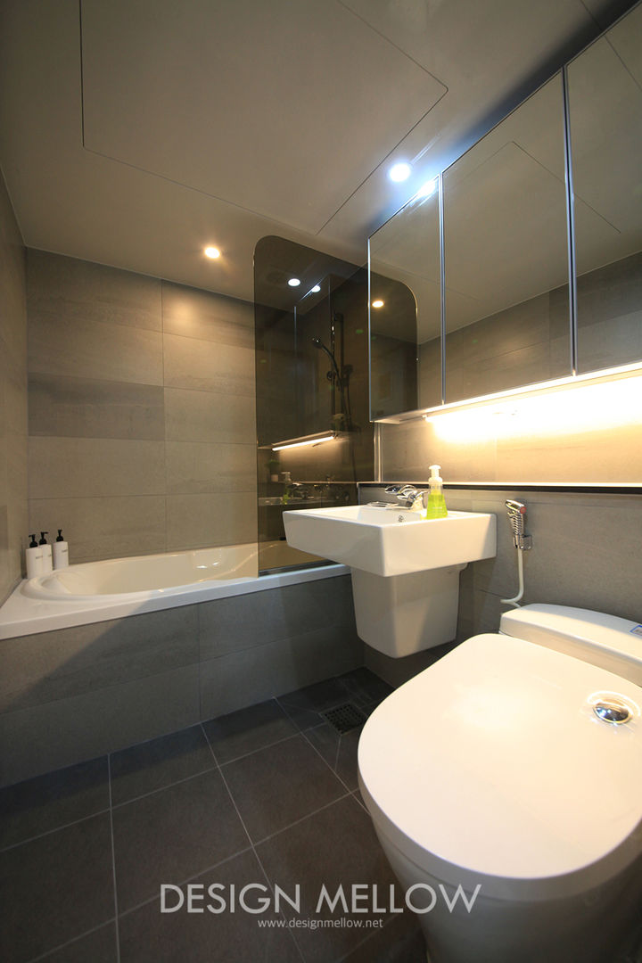 homify Modern bathroom