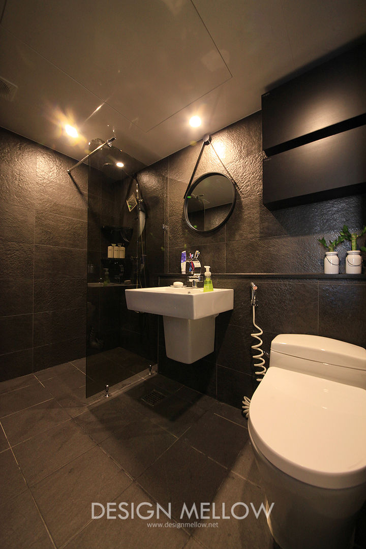 homify Modern bathroom