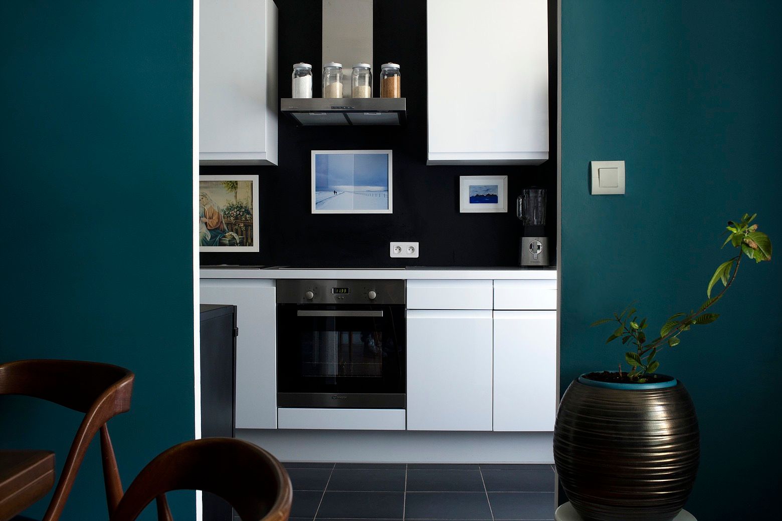 Cuisine noir et blanc, Olivier Francheteau Olivier Francheteau Modern kitchen Plastic Cabinets & shelves