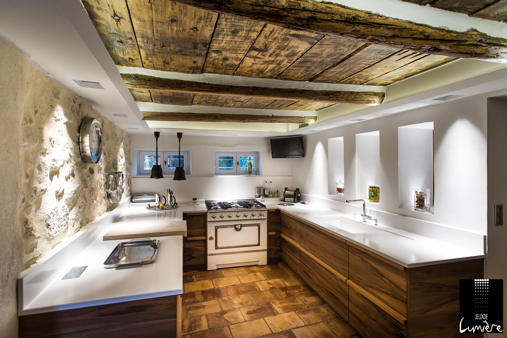 Mélange entre tradition et modernité, Jeux de Lumière Jeux de Lumière Rustic style kitchen