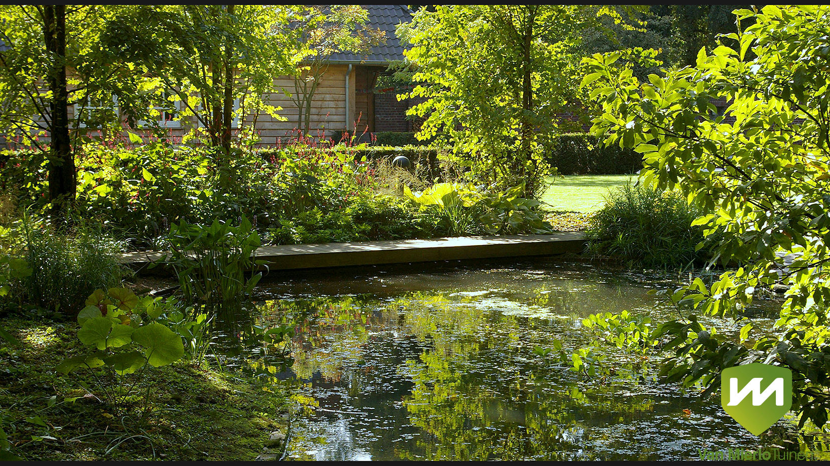 Luxe boerderijtuin met zwembad en vijver, Van Mierlo Tuinen | Exclusieve Tuinontwerpen Van Mierlo Tuinen | Exclusieve Tuinontwerpen Garten im Landhausstil