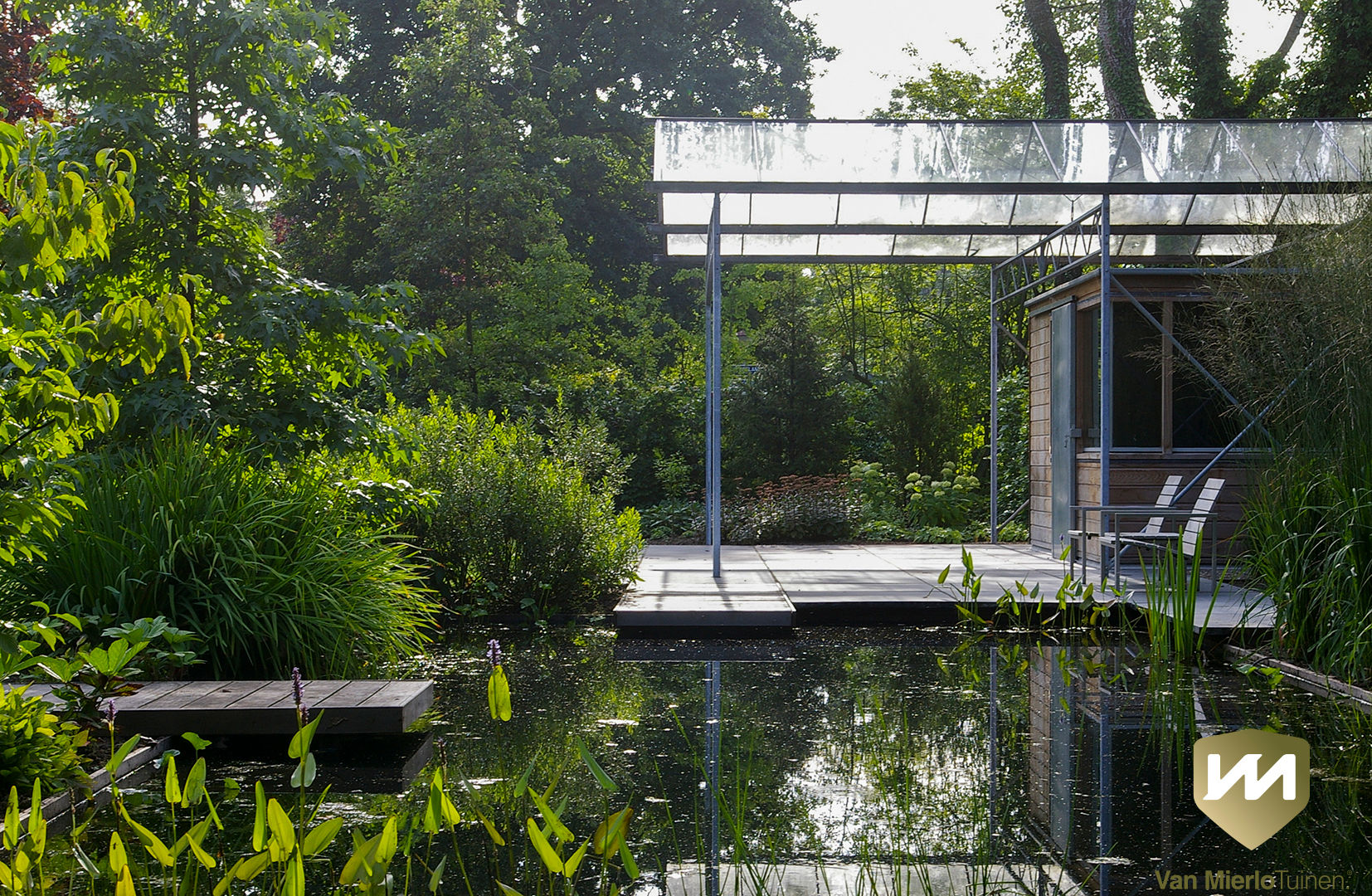 Moderne tuin met zwemvijver en poolhouse, Van Mierlo Tuinen | Exclusieve Tuinontwerpen Van Mierlo Tuinen | Exclusieve Tuinontwerpen Garden