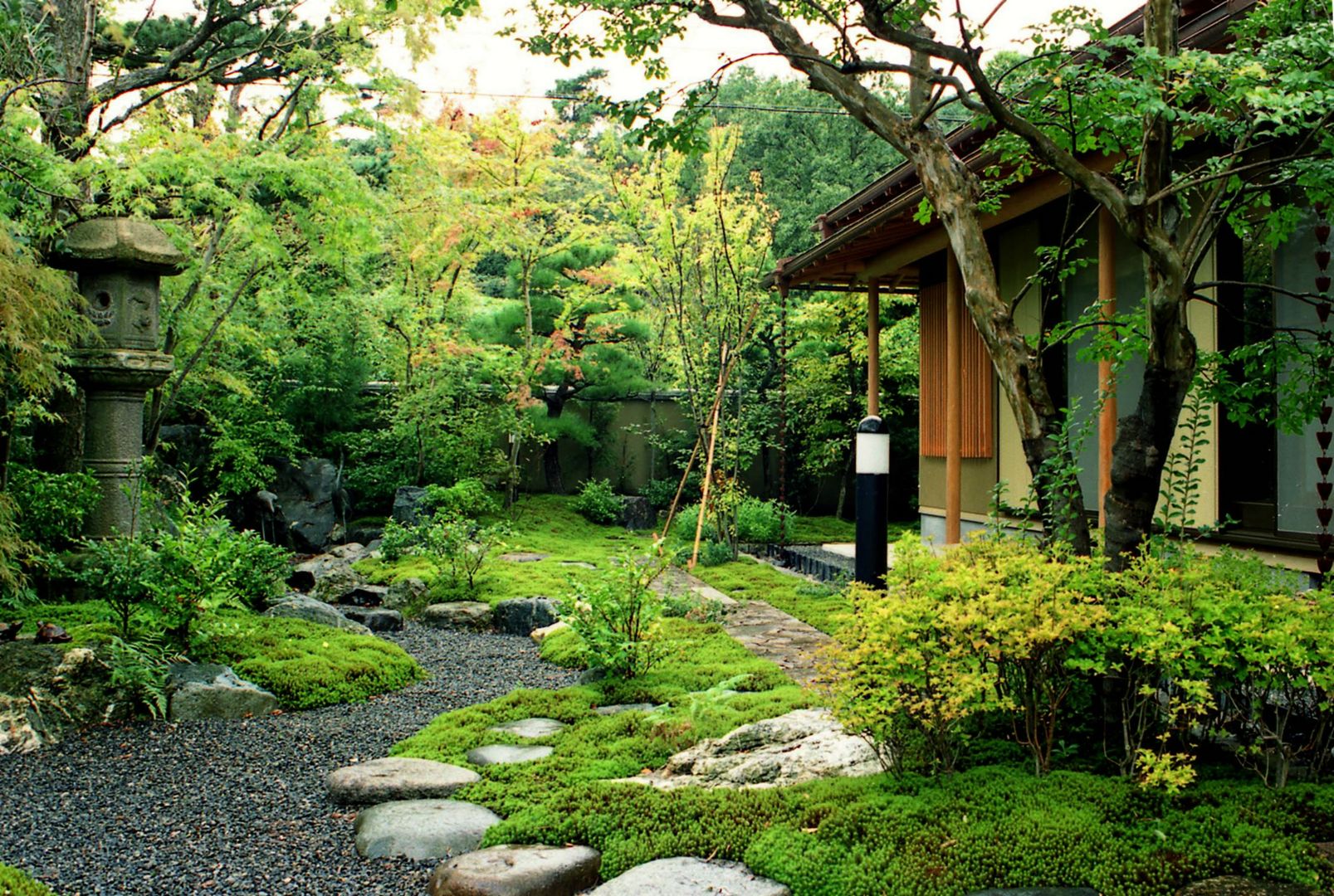 街中で自然を感じる庭, Enatsu Garden Architect / 江夏庭苑事務所 Enatsu Garden Architect / 江夏庭苑事務所 아시아스타일 정원
