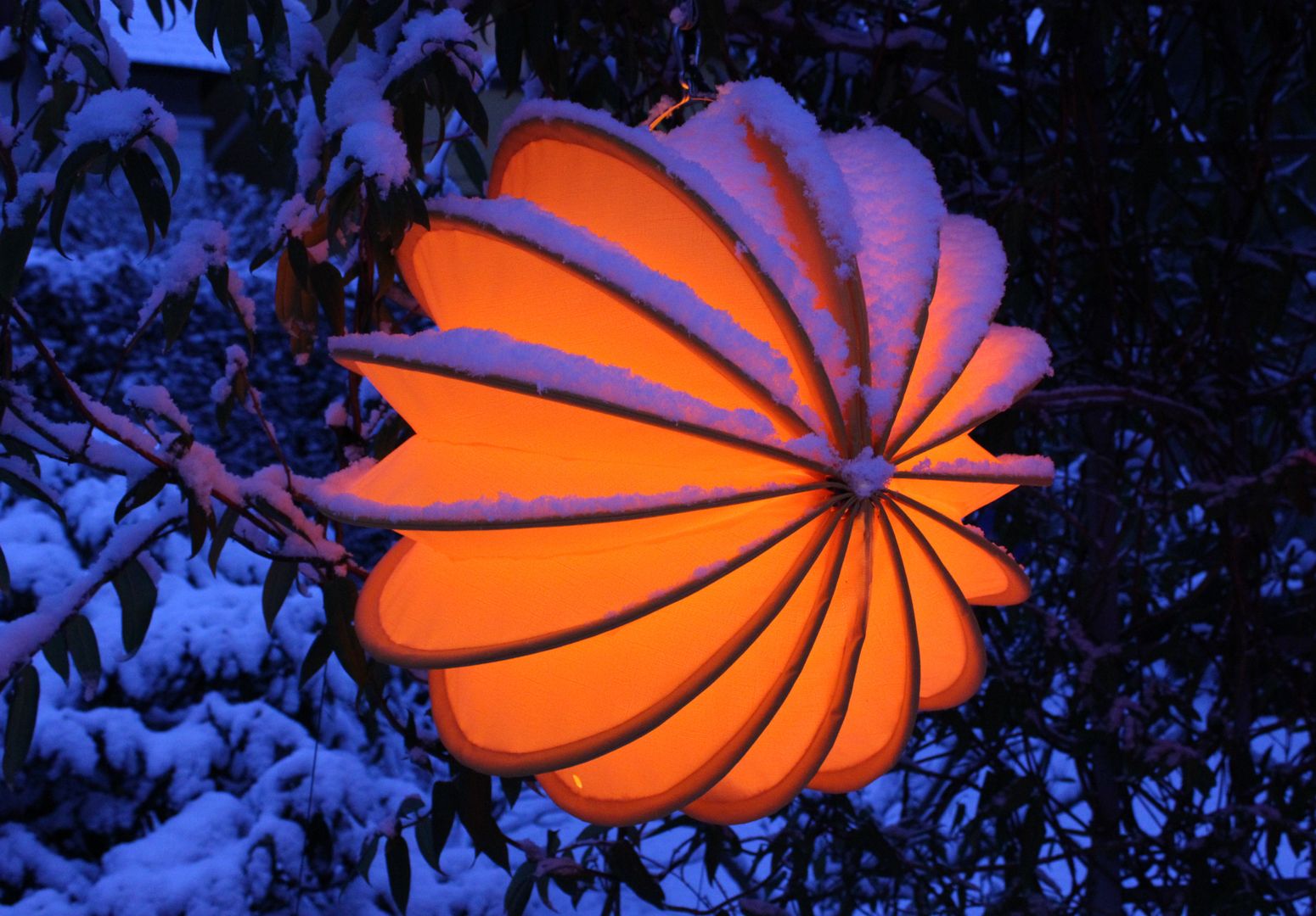 Der schneebedeckte Barlooon in gelb Barlooon Germany GmbH Klassischer Balkon, Veranda & Terrasse lampion,barlooon,beleuchtung,Gartenbeleuchtung,Wintergarten,gelb,winterfest,laterne,leuchtkugel,orange,schneehaube,terassenbeleuchtung,Beleuchtung