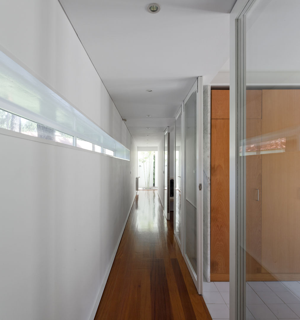 Habitação Unifamiliar na Aroeira, Cândido Chuva Gomes - Arquitectos, Lda Cândido Chuva Gomes - Arquitectos, Lda Minimalist corridor, hallway & stairs