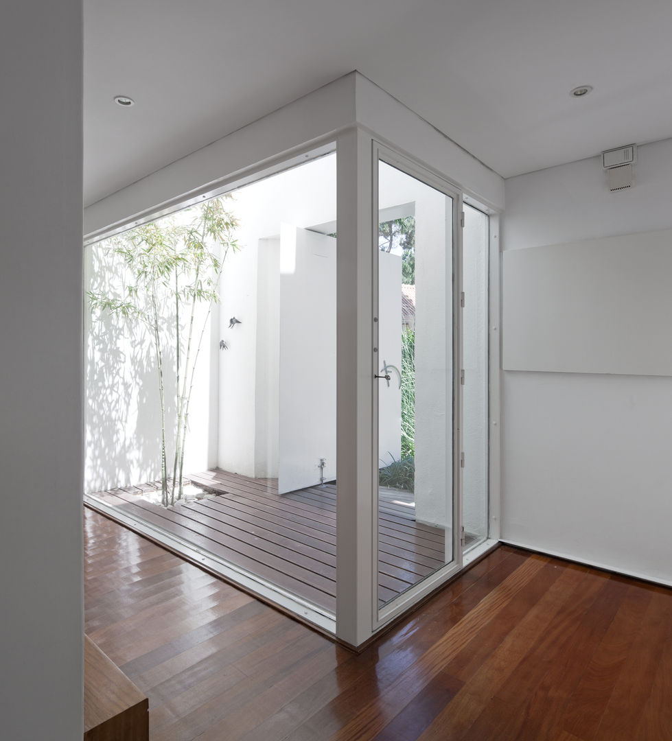 Habitação Unifamiliar na Aroeira, Cândido Chuva Gomes - Arquitectos, Lda Cândido Chuva Gomes - Arquitectos, Lda Minimalist corridor, hallway & stairs