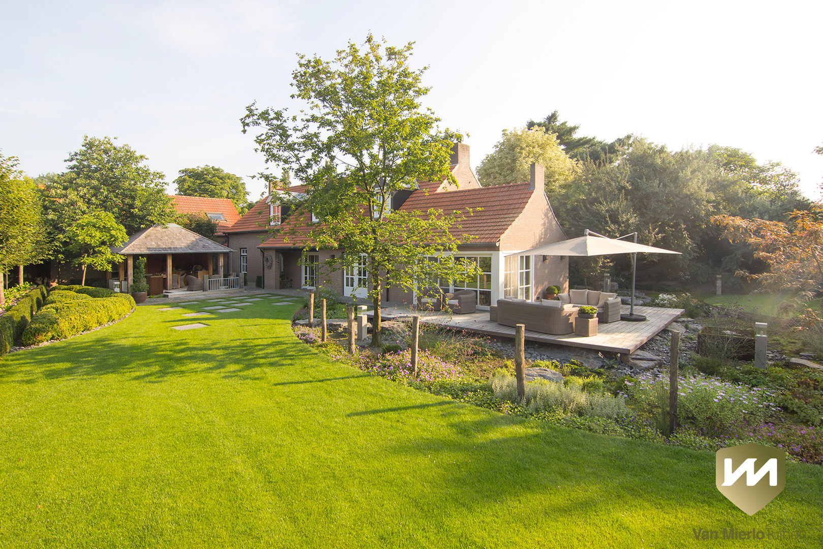 Landelijke achtertuin met stoer paviljoen, Van Mierlo Tuinen | Exclusieve Tuinontwerpen Van Mierlo Tuinen | Exclusieve Tuinontwerpen Garten im Landhausstil