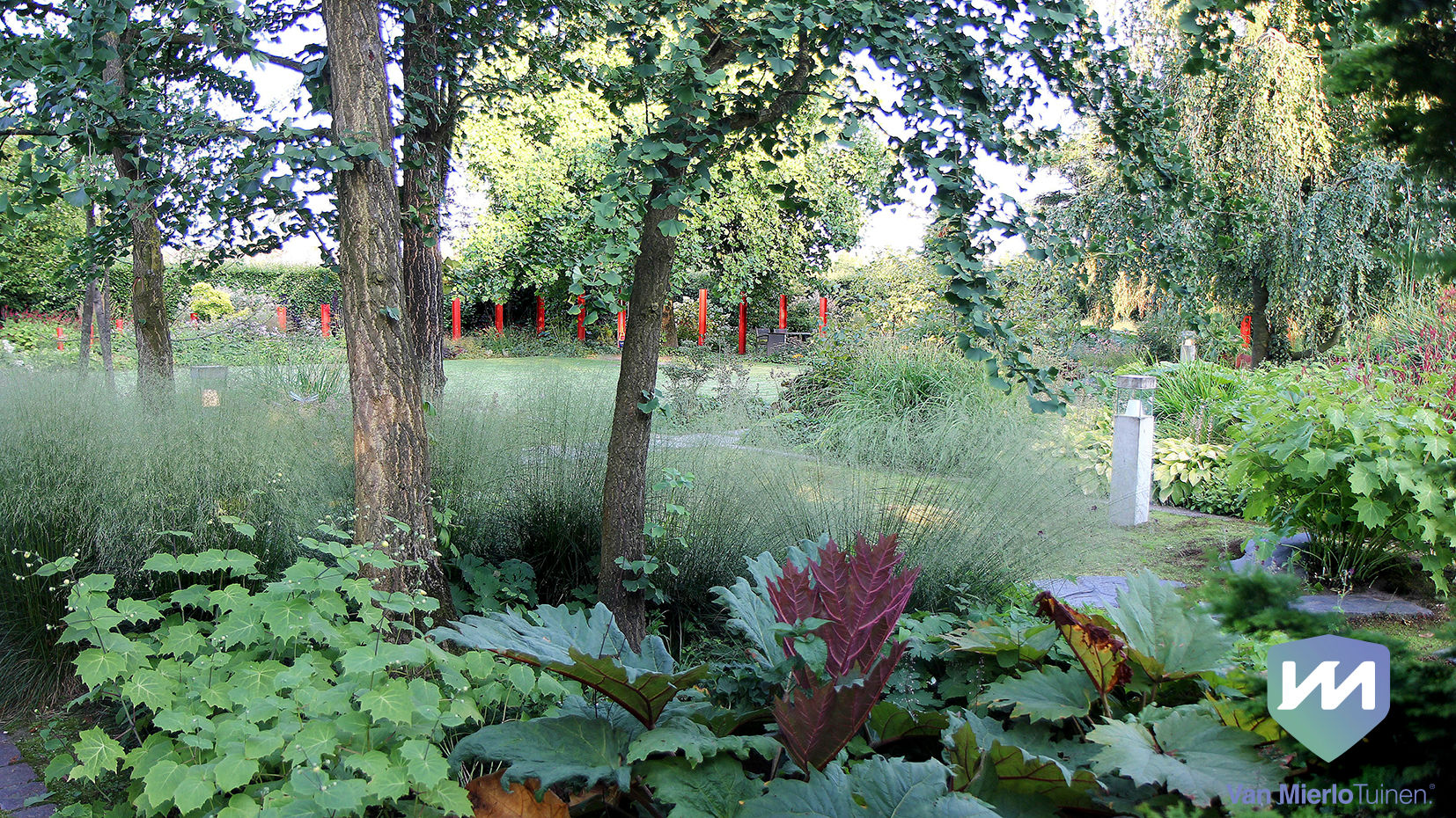 ​Natuurlijke zwemvijvertuin met buitenverblijf en sauna, Van Mierlo Tuinen | Exclusieve Tuinontwerpen Van Mierlo Tuinen | Exclusieve Tuinontwerpen Country style gardens