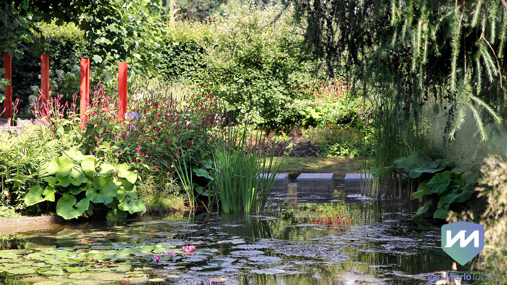 ​Natuurlijke zwemvijvertuin met buitenverblijf en sauna, Van Mierlo Tuinen | Exclusieve Tuinontwerpen Van Mierlo Tuinen | Exclusieve Tuinontwerpen 컨트리스타일 정원