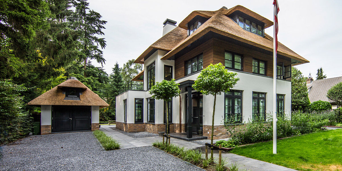 Rietgedekte villa: groots gedacht maar landelijk gebleven, DENOLDERVLEUGELS Architects & Associates DENOLDERVLEUGELS Architects & Associates Casas de estilo rural