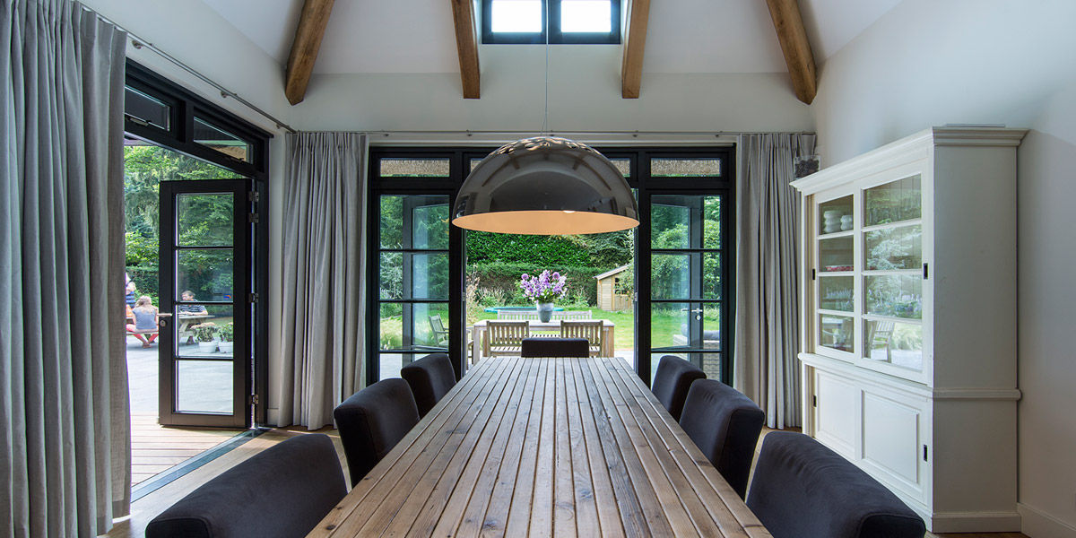 Rietgedekte villa: groots gedacht maar landelijk gebleven, DENOLDERVLEUGELS Architects & Associates DENOLDERVLEUGELS Architects & Associates Country style dining room