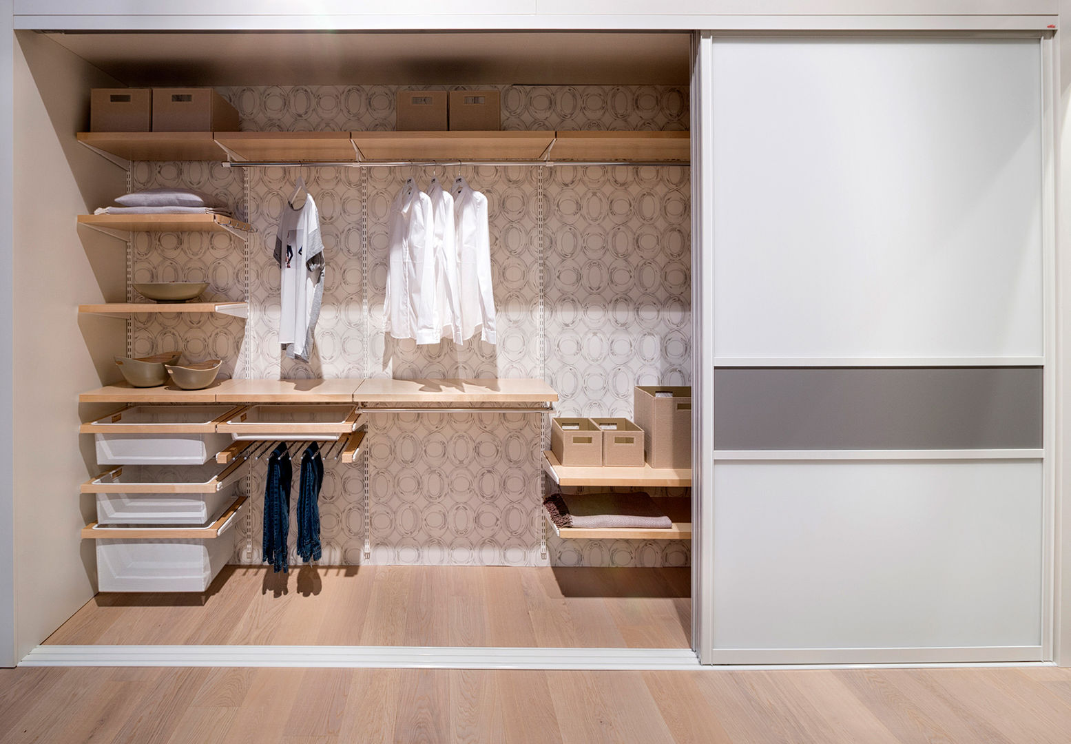 Elfa und Lumi exhibition in furniture showroom "Möbel Inhofer", Pamela Kilcoyne - Homify Pamela Kilcoyne - Homify غرفة نوم Wardrobes & closets