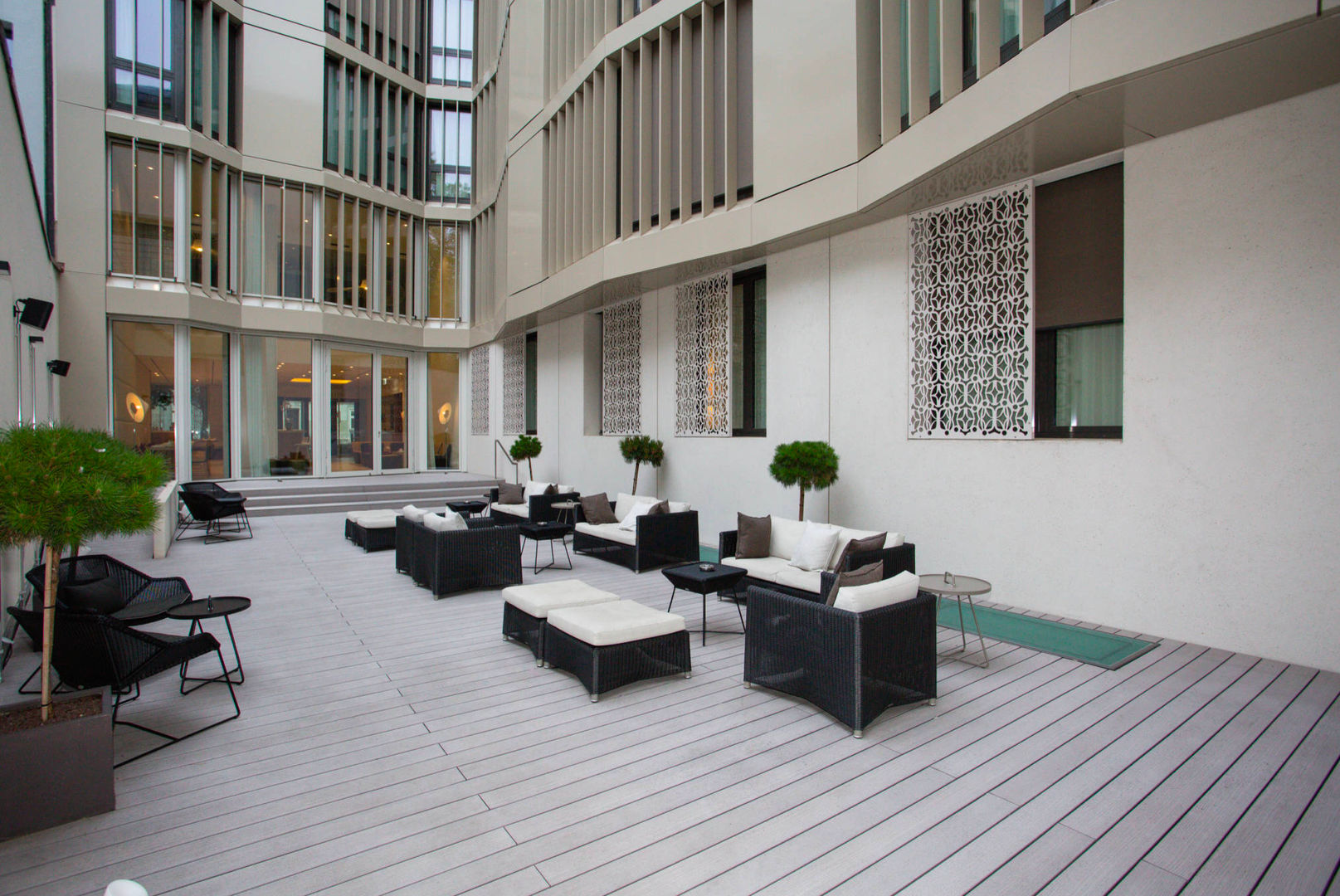 Hôtel "The Passage" Bâle - Terrasse extérieure TimberTech Balcon, Veranda & Terrasse modernes Bois composite