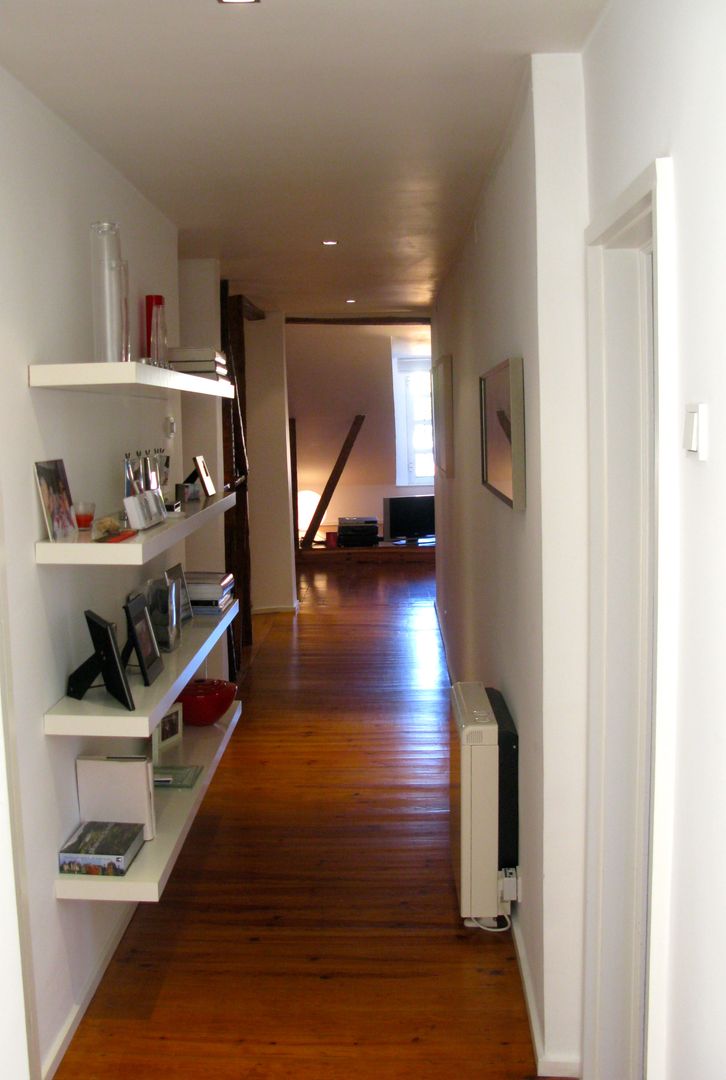 homify Modern Corridor, Hallway and Staircase