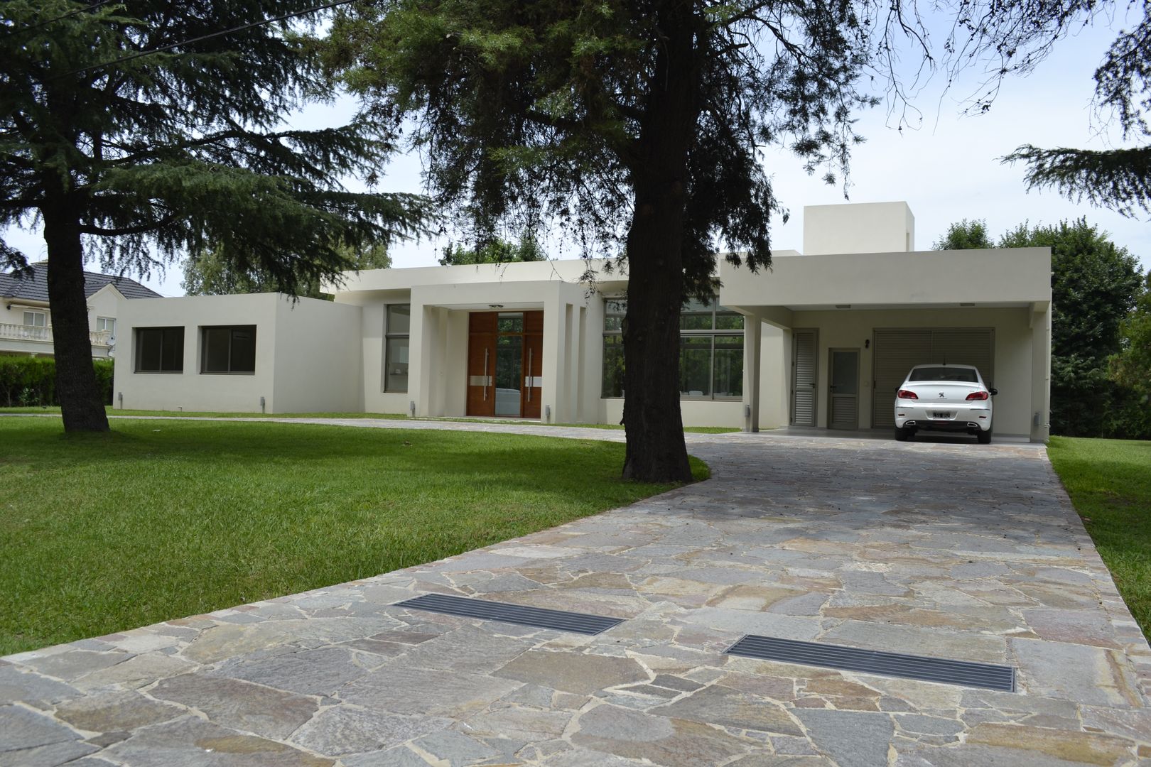 Fachada frente MOLEarquitectura Casas estilo moderno: ideas, arquitectura e imágenes Cuarzo