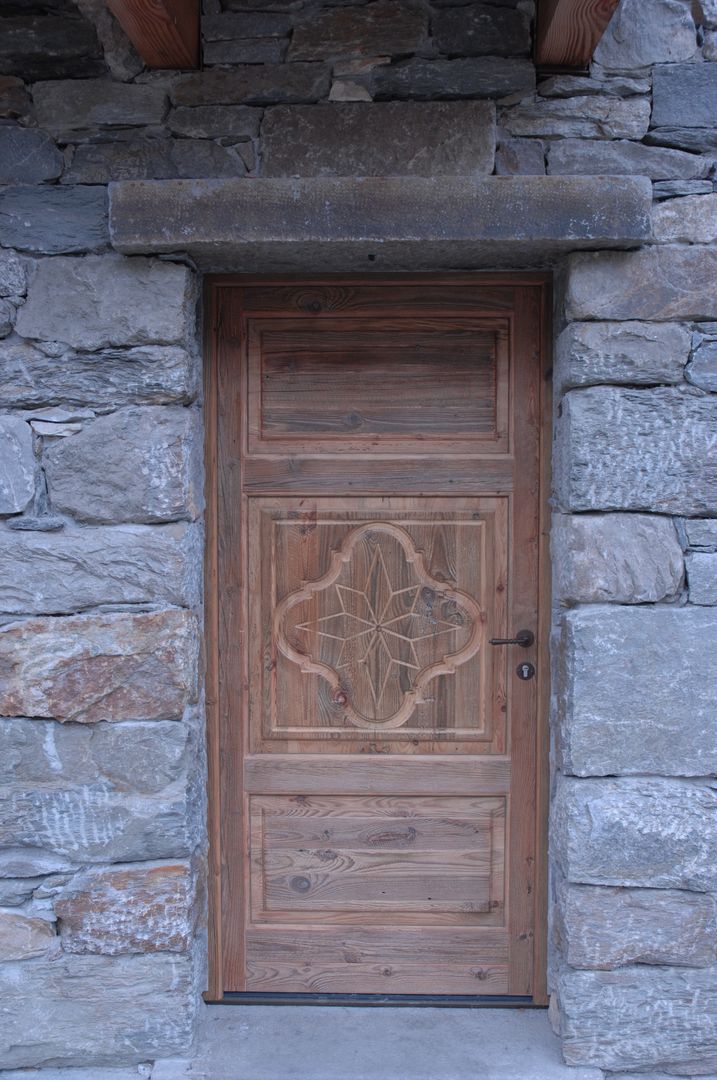 Case di montagna , Sangineto s.r.l Sangineto s.r.l Portas e janelas rústicas Madeira Efeito de madeira